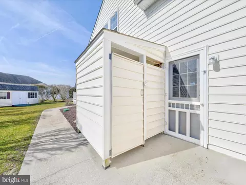 Exterior - 12 Bay Pine Dr, Ocean View, DE 19970 photo 7 of 10