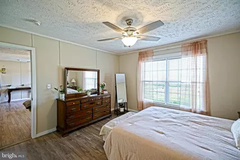 Bedroom - 18612 Shingle Point Rd, Georgetown, DE 19947 photo 4 of 10