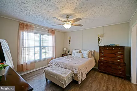 Bedroom - 18612 Shingle Point Rd, Georgetown, DE 19947 photo 1 of 10