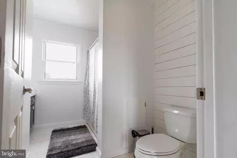 Bath - 500 Bennett St, Milton, DE 19968 photo 1 of 3