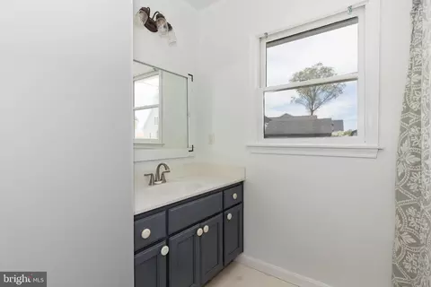Bath - 500 Bennett St, Milton, DE 19968 photo 2 of 3
