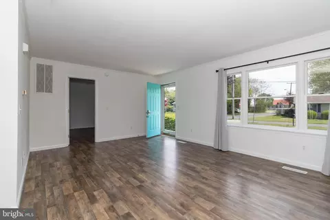 Living - 500 Bennett St, Milton, DE 19968 photo 1 of 2