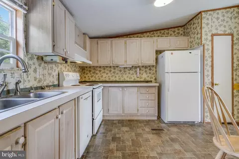 Kitchen - 30231 Piney Neck Rd, Dagsboro, DE 19939 photo 2 of 2