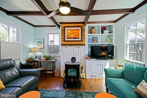 Living - 405 Chestnut St, Milton, DE 19968 photo 2 of 5