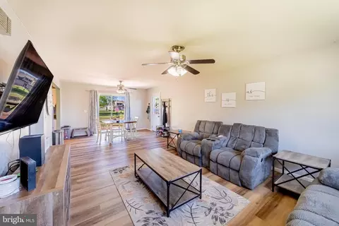 Living - 14011 West Ct, Laurel, DE 19956 photo 1 of 2