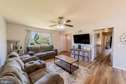 Living - 14011 West Ct, Laurel, DE 19956 photo 2 of 2
