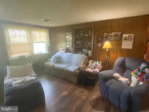 Living - 33228 Gordy Rd, Laurel, DE 19956 photo 2 of 4