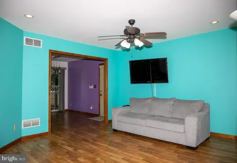 Living - 124 Short Ave, Laurel, DE 19956 photo 2 of 3