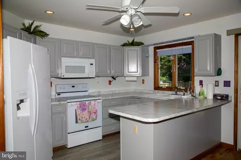 Kitchen - 124 Short Ave, Laurel, DE 19956 photo 2 of 3