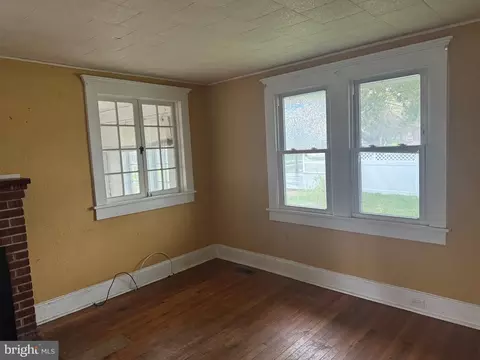 Living - 711 Chestnut St, Milton, DE 19968 photo 2 of 2