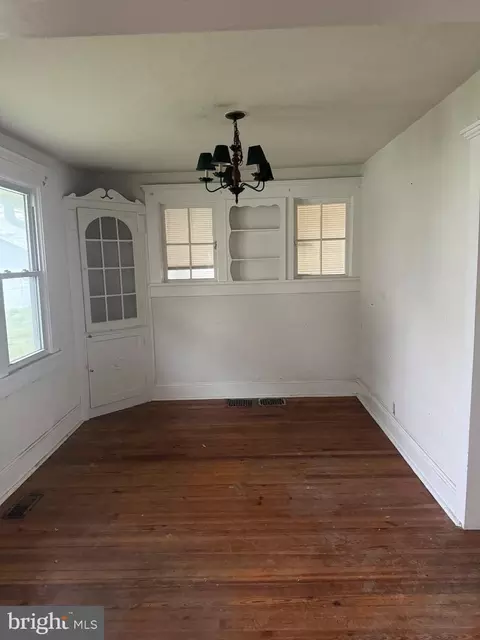 Living - 711 Chestnut St, Milton, DE 19968 photo 1 of 2