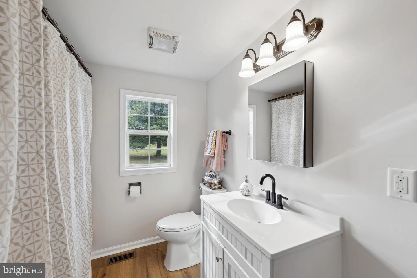 Bath - 32984 Bi State Blvd, Laurel, DE 19956 photo 1 of 2