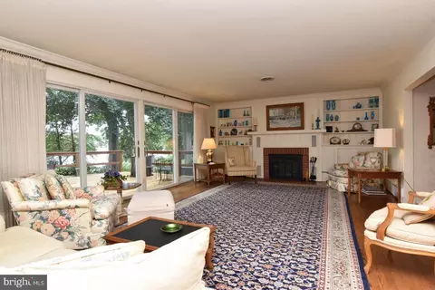 Living - 140 Lakeside Dr, Laurel, DE 19956 photo 2 of 4