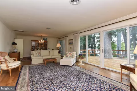 Living - 140 Lakeside Dr, Laurel, DE 19956 photo 3 of 4