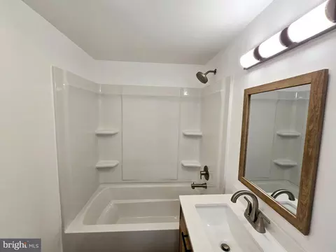 Bath - 7 Rogers Ave, Georgetown, DE 19947 photo 1 of 3