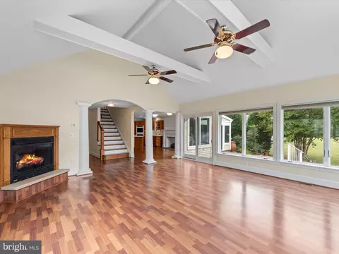 Living - 115 Lake Dr, Laurel, DE 19956 photo 5 of 10