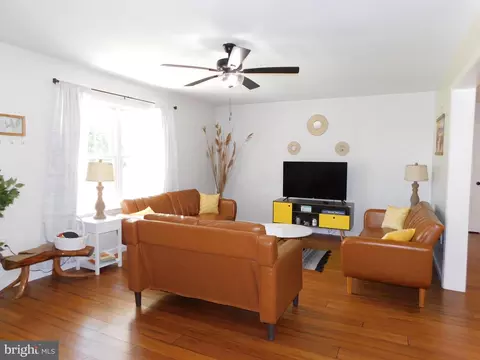 Living - 21457 Park Ave, Georgetown, DE 19947 photo 1 of 4