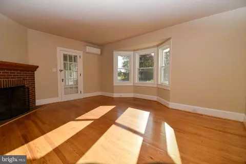 Living - 705 E Market St, Georgetown, DE 19947 photo 3 of 3