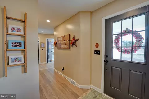 Entry Way - 20689 Wilson Rd, Georgetown, DE 19947 photo 3 of 12