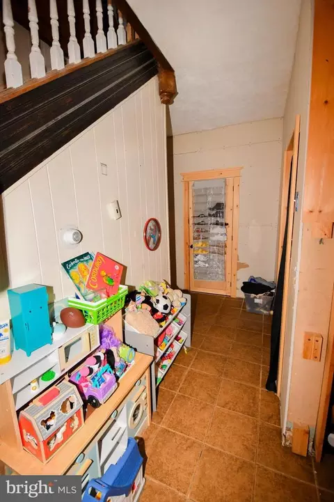 Entry Way - 200 E Grove St, Delmar, DE 19940 photo 3 of 4