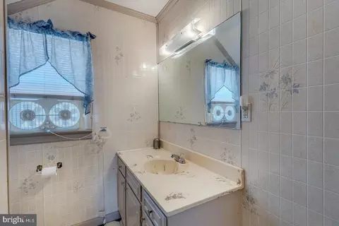 Bath - 15997 Pickering Dr, Milton, DE 19968 photo 2 of 4