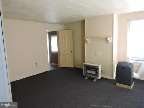 Living - 403 Mulberry St, Milton, DE 19968 photo 2 of 4