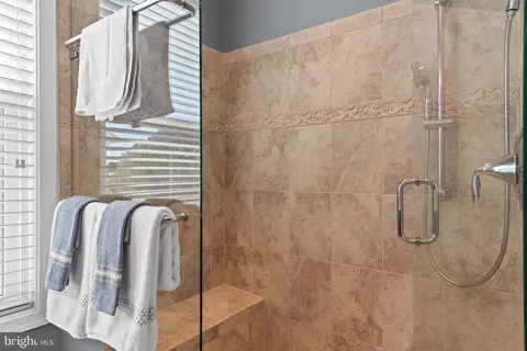 Bath - 38122 River St #6, Ocean View, DE 19970 photo 3 of 3