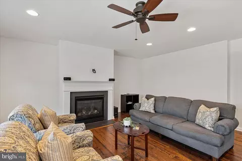 Living - 38122 River St #6, Ocean View, DE 19970 photo 3 of 4