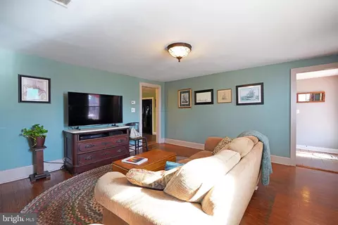 Living - 118 Broad St, Milton, DE 19968 photo 1 of 3