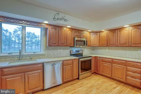 Kitchen - 76 Valley Forge Dr, Milford, DE 19963 photo 2 of 3