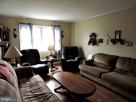 Living - 910 Park Dr, Seaford, DE 19973 photo 2 of 3