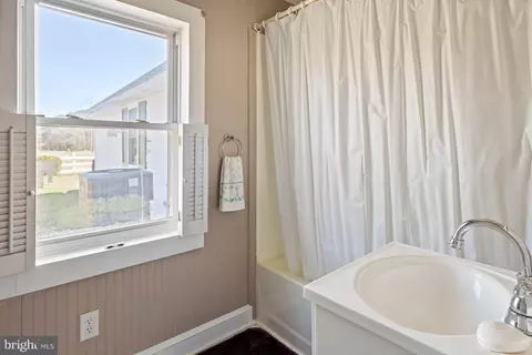 Bath - 28059 Broadkill Rd, Milton, DE 19968 photo 2 of 2