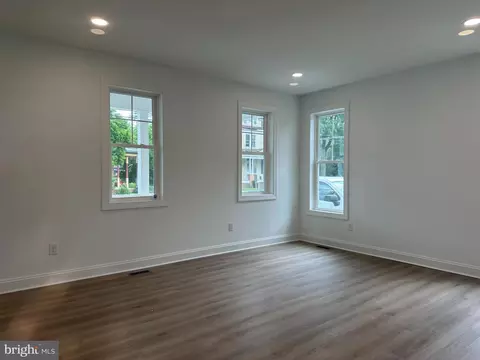 Living - 506 S Central Ave, Laurel, DE 19956 photo 1 of 3