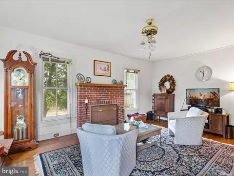 Living - 140 Delaware Ave, Laurel, DE 19956 photo 5 of 7