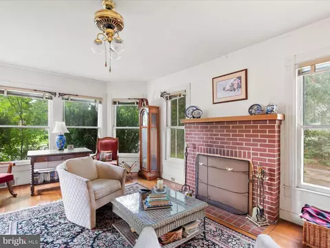 Living - 140 Delaware Ave, Laurel, DE 19956 photo 6 of 7