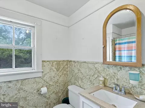 Bath - 140 Delaware Ave, Laurel, DE 19956 photo 2 of 3