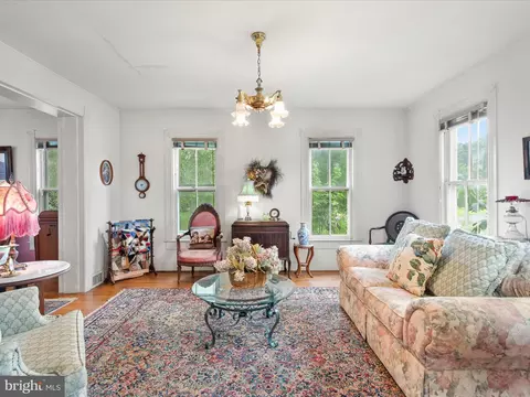Living - 140 Delaware Ave, Laurel, DE 19956 photo 1 of 7