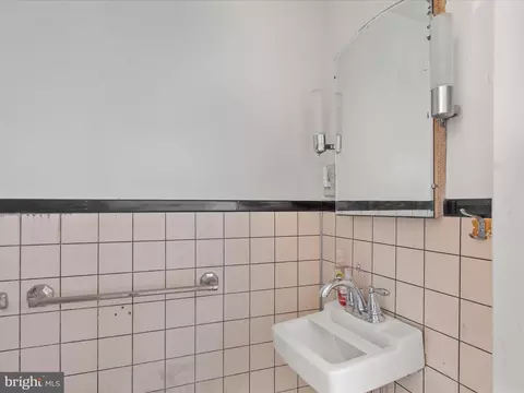 Bath - 140 Delaware Ave, Laurel, DE 19956 photo 1 of 3