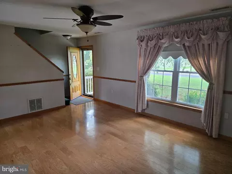 Living - 29110 Stockley Rd, Milton, DE 19968 photo 2 of 5