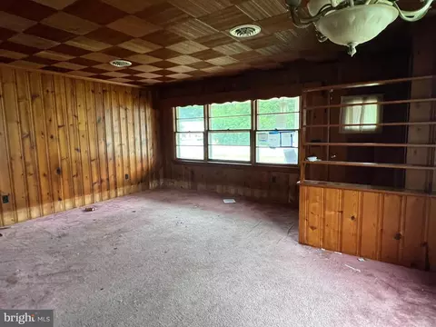 Living - 9253 Jones Dr, Laurel, DE 19956 photo 2 of 5
