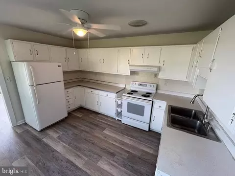 Kitchen - 405 Elizabeth St, Georgetown, DE 19947 photo 2 of 2