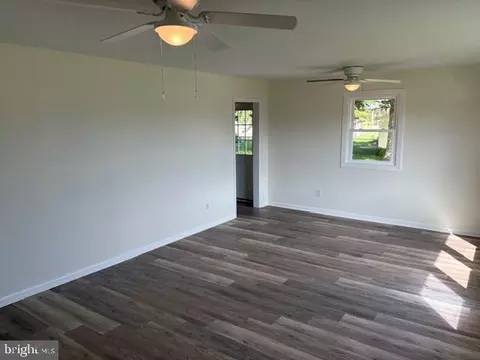 Living - 405 Elizabeth St, Georgetown, DE 19947 photo 1 of 2