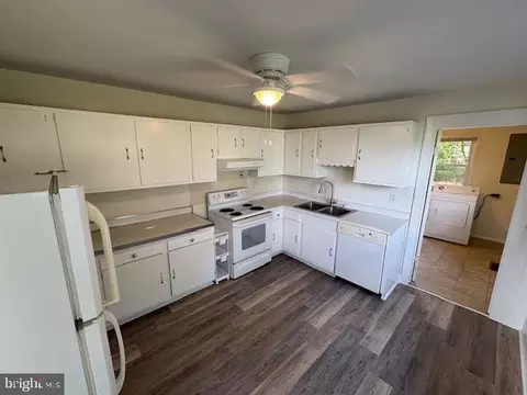 Kitchen - 405 Elizabeth St, Georgetown, DE 19947 photo 1 of 2