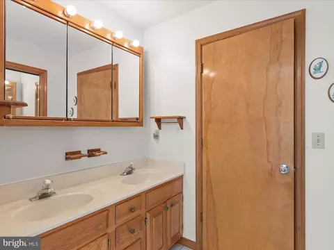 Bath - 128 Hollywood Dr, Ocean View, DE 19970 photo 2 of 4