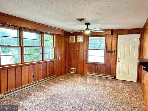 Living - 411 King St, Laurel, DE 19956 photo 2 of 3