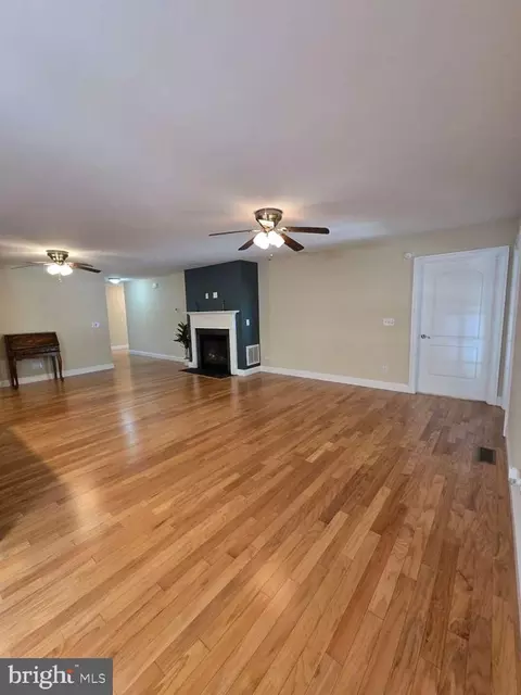 Living - 404 Summit Dr, Blades, DE 19973 photo 2 of 3