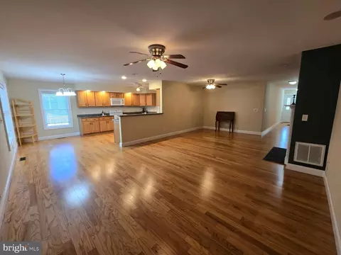 Living - 404 Summit Dr, Blades, DE 19973 photo 1 of 3
