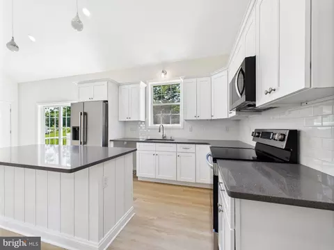 Kitchen - 20168 Shingle Point Rd, Georgetown, DE 19947 photo 2 of 3