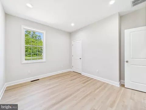 Bedroom - 20168 Shingle Point Rd, Georgetown, DE 19947 photo 2 of 3