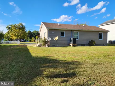 Exterior - 30 Douglas St, Georgetown, DE 19947 photo 2 of 3